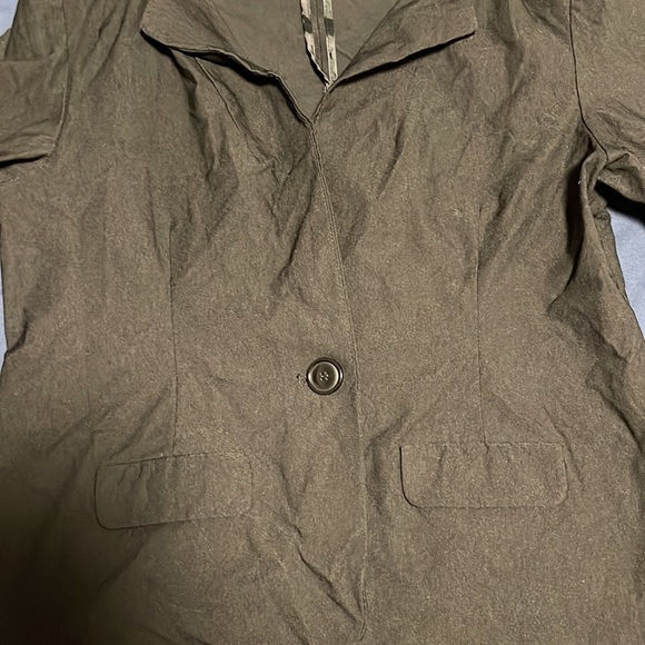 Lightweight black blazer with 3/4 length sleeves. Cute ruching on sleeves - Picture 3 of 4